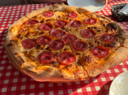 Tradycyjna pizza Salami w Pizzeria Nowosolna