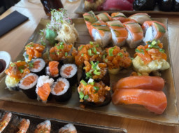 Sushi z łososiem i tuńczykiem w Zielony Chrzan