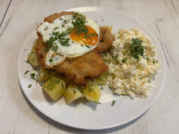 Sznycel z jajkiem sadzonym w Piwnicy Smaków