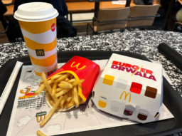 Burger Drwala z Żurawiną w McDonalds