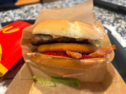 Burger Drwala z Żurawiną w McDonalds