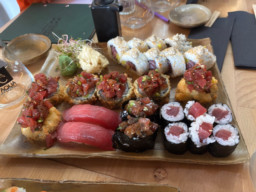 Sushi z łososiem i tuńczykiem w Zielony Chrzan